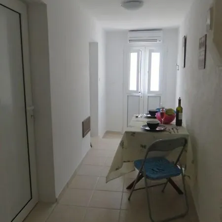 Charming Traditional 1-Bed House In Rhodes Vakantiehuis